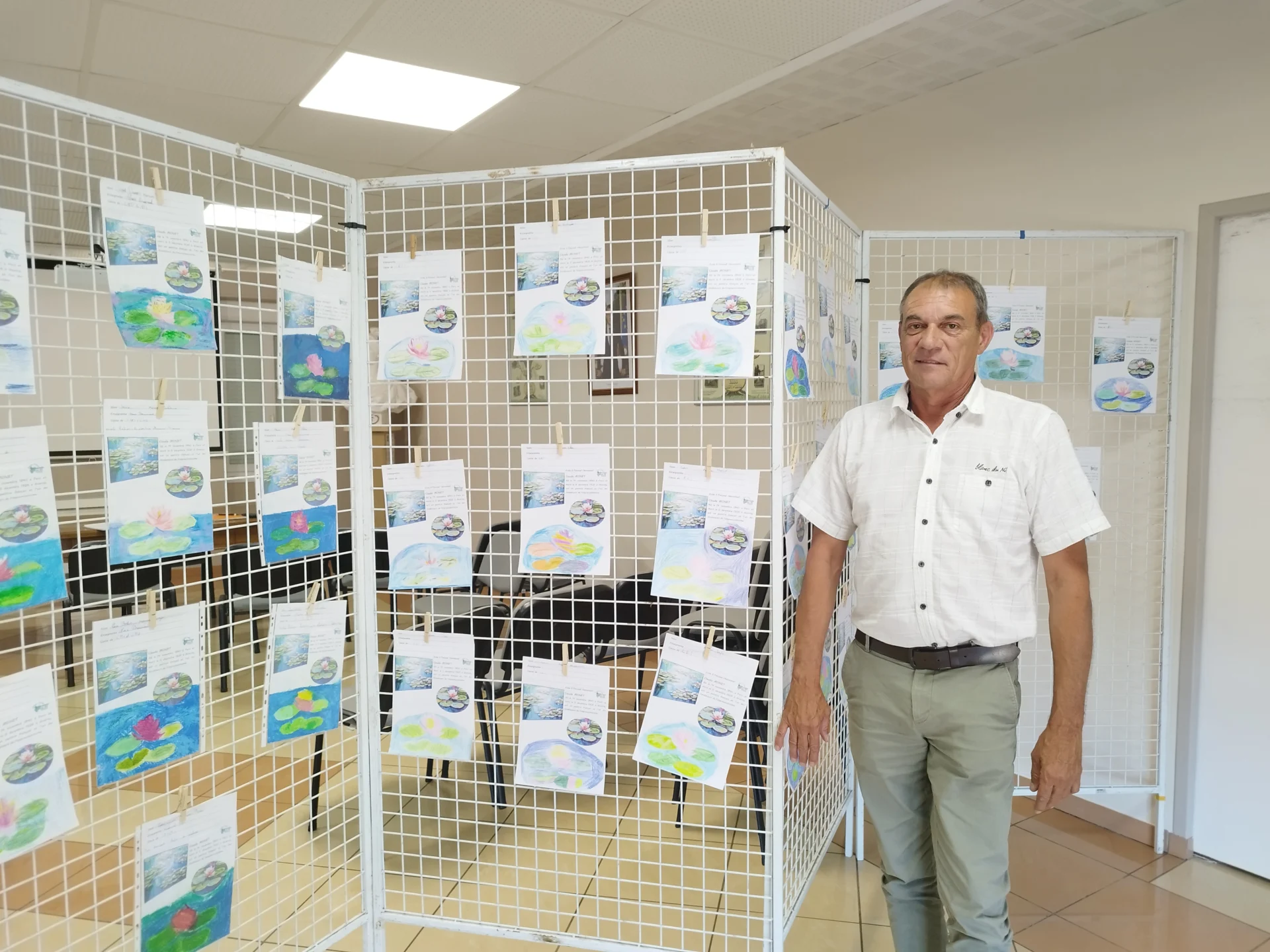 M. le Maire devant l'exposition de dessins